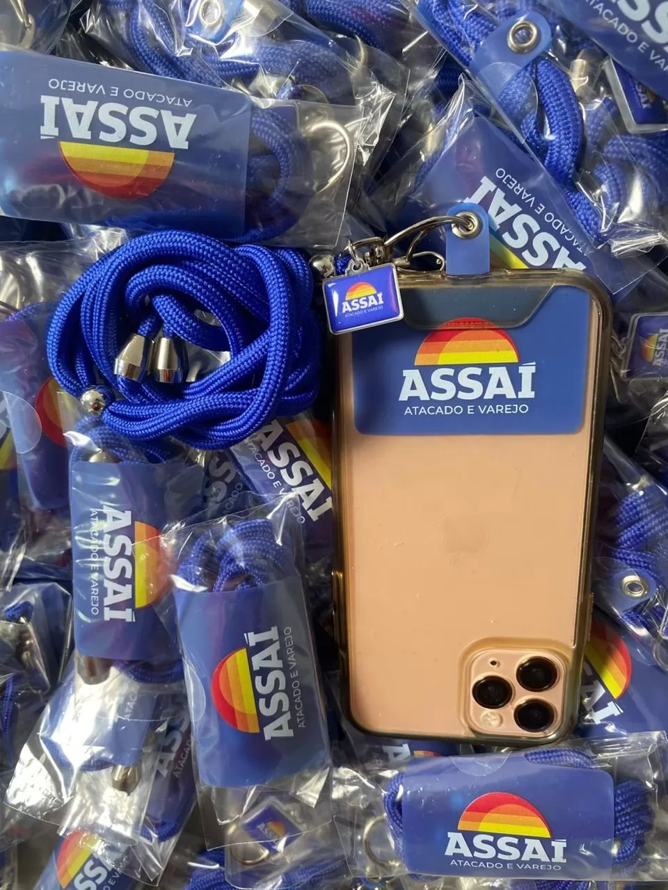 Cordão de pescoço para celular com pingente 